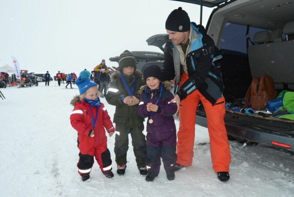 SKIGLEDE. Reinhornrennet er for hele familien. Her har (f.v.) Sigrid Kristoffersen (2), Bjørn Kristoffersen (6) og Ida Kristoffersen (4) gjennomført sitt første Reinhornrenn ved å gå en sløyfe på 500 meter. SKIGLEDE. Reinhornrennet er for hele familien. Her har (f.v.) Sigrid Kristoffersen (2), Bjørn Kristoffersen (6) og Ida Kristoffersen (4) gjennomført sitt første Reinhornrenn ved å gå en sløyfe på 500 meter. Foto: Ole Kristian Andreassen