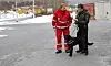 PÅ PASS. Røde kors og politi er på plass på Vestmyra. Politiet har også med seg søkehund. Foto: Bjørn L. Olsen