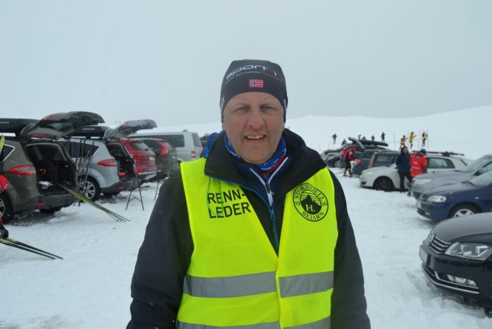LEGGE OM. Rennleder Knut Rennebakk, uttalte at man måtte legge om løypetraseèn like før start grunnet værforholdene, men at arrangøren hadde kontroll. LEGGE OM. Rennleder Knut Rennebakk, uttalte at man måtte legge om løypetraseèn like før start grunnet værforholdene, men at arrangøren hadde kontroll. Foto: Ole Kristian Andreassen