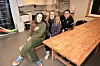 VISJONÆR TRIO. Dans Fauske-ildsjelene har stor tro på vekst. Her sitter Marianne Tverå, Heidi Nygård Pedersen og Plamen Hristov på kjøkkenet som de håper kan bli en hyggelig kafé og vente-sone for foreldrene i framtida. Foto: Kenneth Strømsvåg