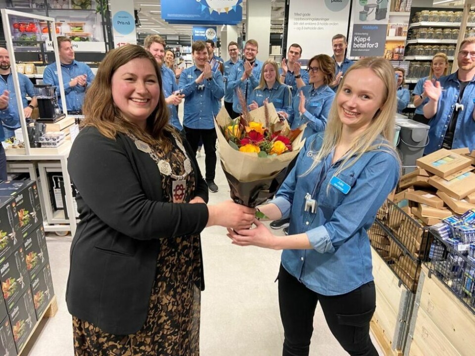 I GANG. Butikken åpnet i september i fjor. Ordfører Marlen Rendall Berg gratulerte butikksjef Julie Aga Emanuelsen. I GANG. Butikken åpnet i september i fjor. Ordfører Marlen Rendall Berg gratulerte butikksjef Julie Aga Emanuelsen.
