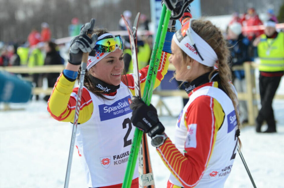 GULL. Heidi Weng og Martine Ek Hagen jublet over gullet, Heidi sitt første som seniorløper. GULL. Heidi Weng og Martine Ek Hagen jublet over gullet, Heidi sitt første som seniorløper. Foto: Espen Johansen