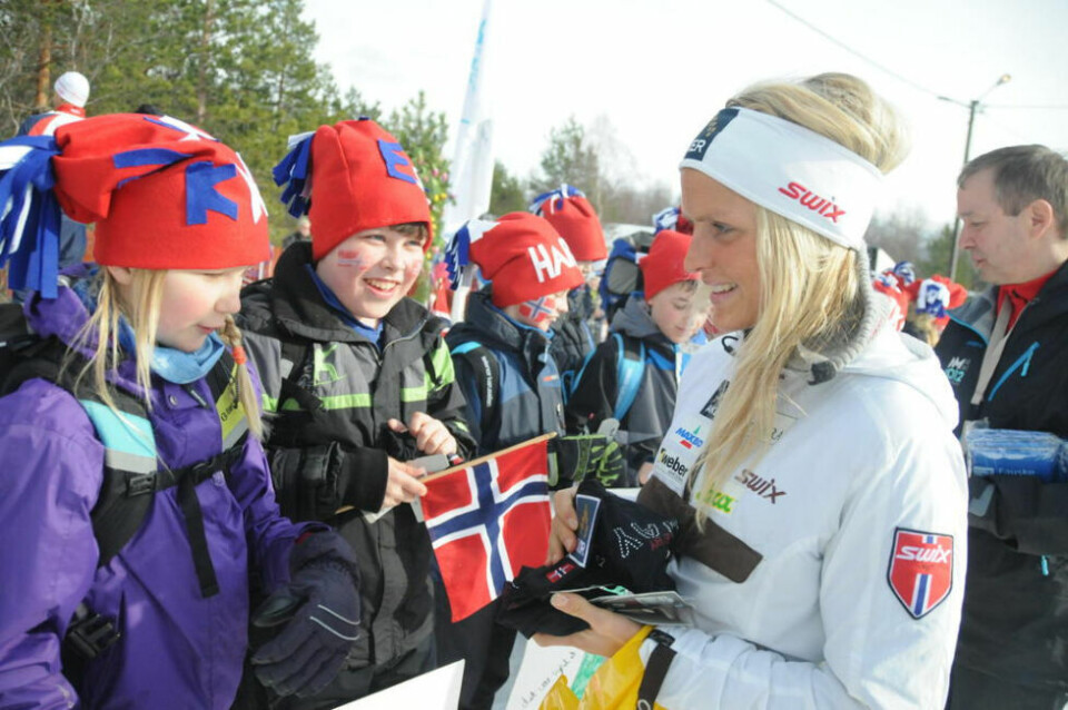 POPULÆR. Therese Johaug var i perlehumør da hun møtte fansen, noe hun gjorde stort sett overalt der hun beveget seg under NM. POPULÆR. Therese Johaug var i perlehumør da hun møtte fansen, noe hun gjorde stort sett overalt der hun beveget seg under NM. Foto: Saltenposten