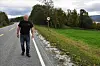SPASERER DAGLIG. Knut Pedersen liker å rusle langs gamle Riksvei 80, nå kjent som Trivselsveien. Men han synes det er mange biler på veien. Foto: Sylvia Bredal