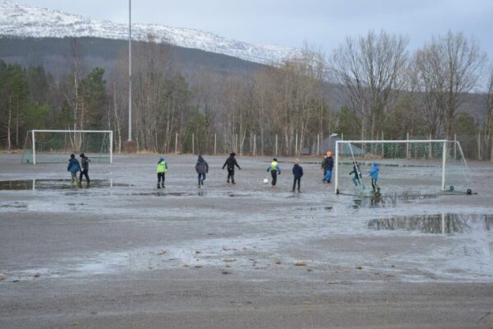 Framtidens fotballanlegg på Straumen er tenkt lagt til idrettsbanen her ved skolen. Politikerne vil utrede fotballbane med og uten oppvarming. Framtidens fotballanlegg på Straumen er tenkt lagt til idrettsbanen her ved skolen. Politikerne vil utrede fotballbane med og uten oppvarming. Foto: Eva S. Winther