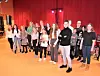 HELE GJENGEN. Her er alle de unge som bidro til å skape suveren stemning fra scenen i rådhussalen under UKM Sørfold. Foto: Kenneth Strømsvåg