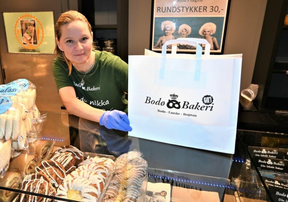 PÅ MATREDDER-LAGET. Katrina Løvgavlen ved Bodø bakeri sin avdeling på Fauske er blant dem som sørger for at overskuddsmat blir solgt og ikke kastet. PÅ MATREDDER-LAGET. Katrina Løvgavlen ved Bodø bakeri sin avdeling på Fauske er blant dem som sørger for at overskuddsmat blir solgt og ikke kastet. Foto: Kenneth Strømsvåg