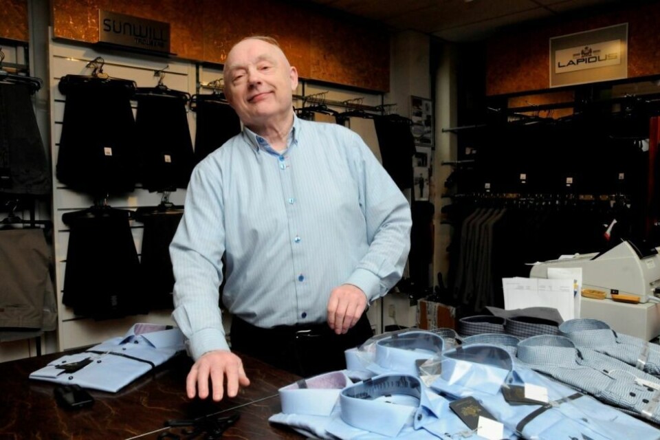 HAN CATO. Det er slik som dette alle vil huske Cato Pedersen på Epas. Han var mannen som fikk alle til å smile, og visste nøyaktig hvike klær de skulle ha. HAN CATO. Det er slik som dette alle vil huske Cato Pedersen på Epas. Han var mannen som fikk alle til å smile, og visste nøyaktig hvike klær de skulle ha. Foto: Arild Bjørnbakk