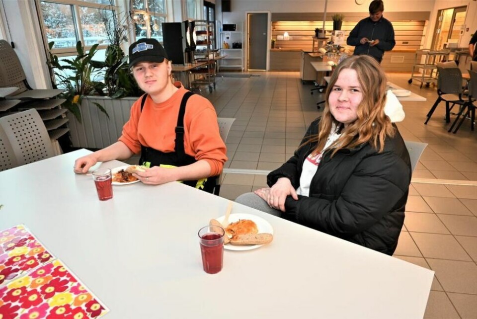 MIDDAGS-TID. Borteboerne Jacob Nybostad (16) og Pia-Merete Alpøy (17) lot seg lokke til middag da lasagne sto på menyen på skolen. MIDDAGS-TID. Borteboerne Jacob Nybostad (16) og Pia-Merete Alpøy (17) lot seg lokke til middag da lasagne sto på menyen på skolen. Foto: Kenneth Strømsvåg