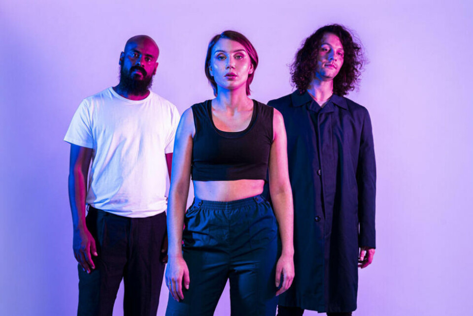 KONSERT. ISÁK består av vokalist Ella Marie Hætta Isaksen, James Daniel Njie Eriksen på keyboard/vokal og trommeslager Aleksander Kostopoulos. KONSERT. ISÁK består av vokalist Ella Marie Hætta Isaksen, James Daniel Njie Eriksen på keyboard/vokal og trommeslager Aleksander Kostopoulos. Foto: Mads Suhr Pettersen
