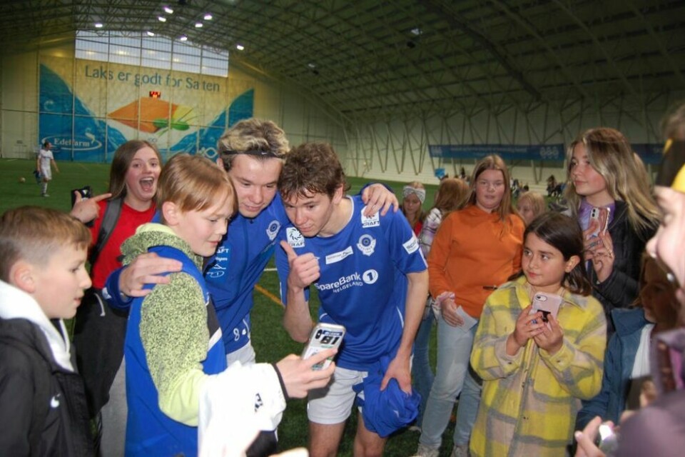KAOTISK. Det var mange som fikk autografer og bilder sammen med Marcus og Martinus, for anledningen i fotballdrakter. KAOTISK. Det var mange som fikk autografer og bilder sammen med Marcus og Martinus, for anledningen i fotballdrakter. Foto: Stig Bjørnar Karlsen