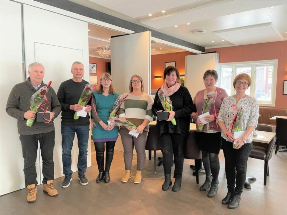JUBILANTENE. Her er sju av de 12 jubilantene som fikk sin oppmerksomhet onsdag. På bildet ser du Leif Bjørnar Olsen (30 års tjeneste), Sture Moldjord (25 år), Bodil Johannesen (20 år), Ruth Marit Trones (25 år), Berit Berntsen (30 år), Aina Ingvaldsen (35 år) og Ingrid Arlene Kolvik Larsen (40 år). JUBILANTENE. Her er sju av de 12 jubilantene som fikk sin oppmerksomhet onsdag. På bildet ser du Leif Bjørnar Olsen (30 års tjeneste), Sture Moldjord (25 år), Bodil Johannesen (20 år), Ruth Marit Trones (25 år), Berit Berntsen (30 år), Aina Ingvaldsen (35 år) og Ingrid Arlene Kolvik Larsen (40 år). Foto: Beiarn kommune