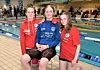 PALLENVARSEL. Ingrid Hansen (14), her i midten, trakk det lengste strået i finalen under 50 meter butterfly. Fauske-svømmeren sikret seg førsteplassen noen få tideler foran Bodø-svømmer Maria Vassbotn Winther (14), mens Hermine Tønnessen Emilsen (16) kapret bronse-medaljen. Foto: Kenneth Strømsvåg