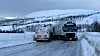 KOLLISJON. Det var svært glatt der de to vogntogene kolliderte på E6 ved Bolna på sørsiden av Saltfjellet. Ambulansen som kom til stedet, måtte også ha bilberging. Foto: Ola Helness, NRK Nordland