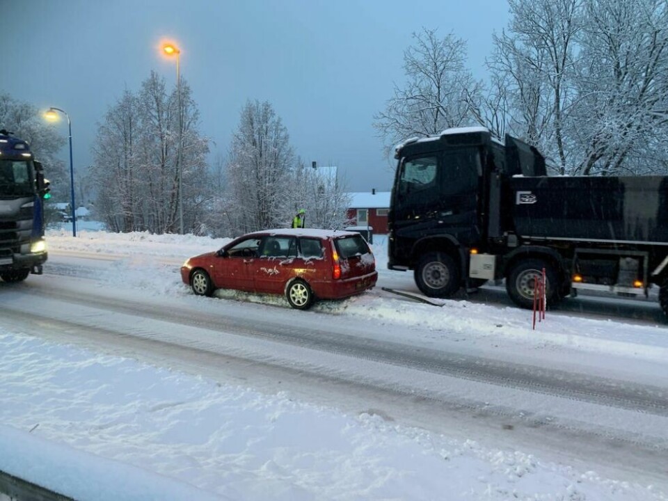 I MIDTEN. Trafikken kunne gå som normalt selv om bilen sto fast på midtrabatten, og måtte vente på bilberging. I MIDTEN. Trafikken kunne gå som normalt selv om bilen sto fast på midtrabatten, og måtte vente på bilberging. Foto: Frank Øvrewall