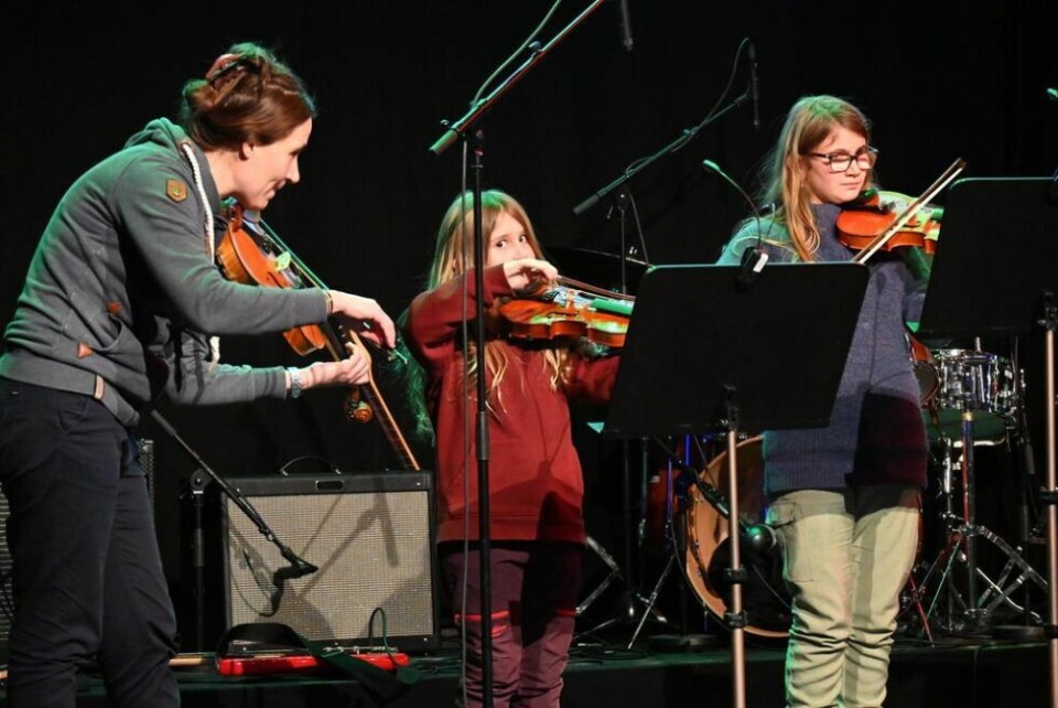 STRENGELEK. Jasmina Kozic, Mina Sofie Hussien (8) og Lenya Abdulrahman (11) var blant flere som tok publikum med rundt en slik enebærbusk. STRENGELEK. Jasmina Kozic, Mina Sofie Hussien (8) og Lenya Abdulrahman (11) var blant flere som tok publikum med rundt en slik enebærbusk. Foto: Kenneth Strømsvåg