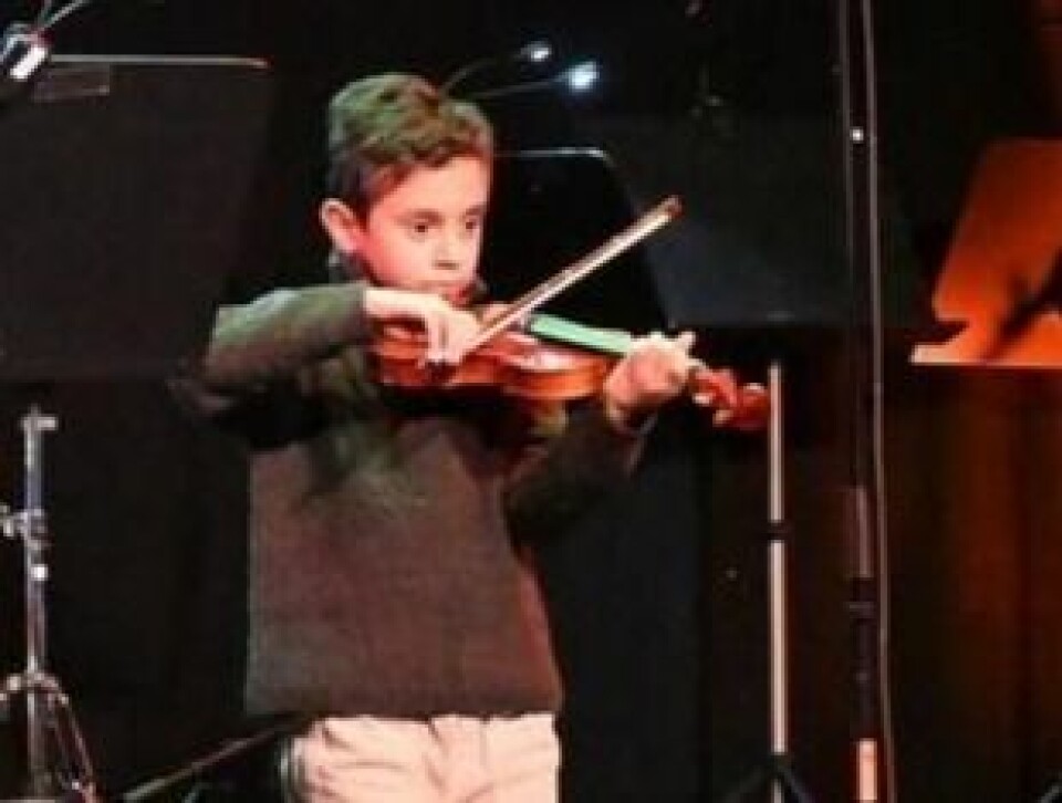 KONSENTRERT. Magnus Pereira Johansen (9) var ikke det minste nervøs før han skulle spille for en nær fullsatt sal. KONSENTRERT. Magnus Pereira Johansen (9) var ikke det minste nervøs før han skulle spille for en nær fullsatt sal. Foto: Kenneth Strømsvåg