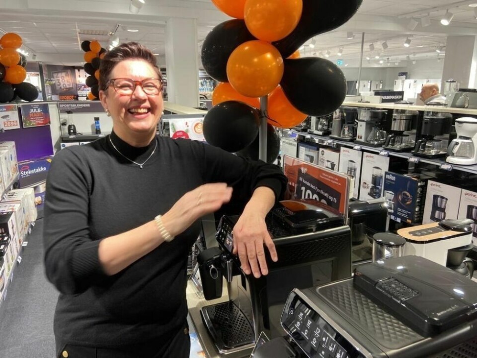 JUHU-ØYEBLIKK. Senterleder Ann Mari Zahl var storfornøyd med det hun fikk se i butikken på åpningsdagen. JUHU-ØYEBLIKK. Senterleder Ann Mari Zahl var storfornøyd med det hun fikk se i butikken på åpningsdagen. Foto: Kenneth Strømsvåg