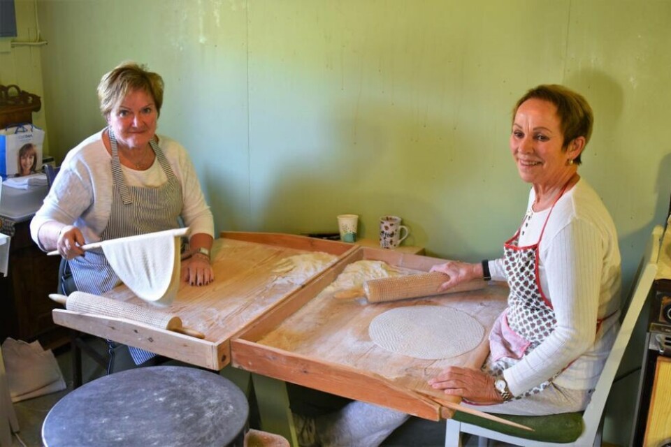 BAKER. Søstrene Unni Jacobsen og Turid Holst Andersen er i full sving med bakingen. BAKER. Søstrene Unni Jacobsen og Turid Holst Andersen er i full sving med bakingen. Foto: Lars Olav Handeland