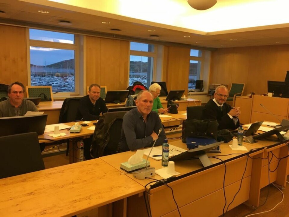 SAKSØKER KOMMUNEN. Fra venstre foran Per Arne Gabrielsen og advokat Torkjell Solbø. Bak fra venstre: Bjørn Inge Gabrielsen, Hans Martin Pedersen og Ruth Jensen Ban. SAKSØKER KOMMUNEN. Fra venstre foran Per Arne Gabrielsen og advokat Torkjell Solbø. Bak fra venstre: Bjørn Inge Gabrielsen, Hans Martin Pedersen og Ruth Jensen Ban. Foto: Stig Bjørnar Karlsen