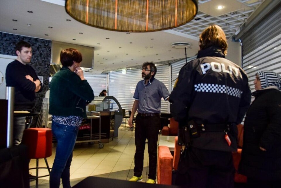 STENGT. Her er Ramazan Temur i diskusjon med ledelsen i Amfi og politiet angående stenging av Minas Kafeteria. Klagen på kommunens vedtak har ikke ført fram, og dermed vil ikke Temur kunne drive spisested i Fauske kommune. STENGT. Her er Ramazan Temur i diskusjon med ledelsen i Amfi og politiet angående stenging av Minas Kafeteria. Klagen på kommunens vedtak har ikke ført fram, og dermed vil ikke Temur kunne drive spisested i Fauske kommune. Foto: Tarjei Abelsen