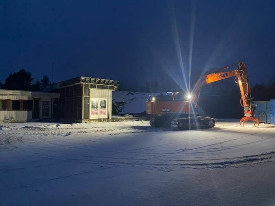 RIVER BYGGET. Salten Entreprenør og Eiendom er i gang med å rive det tidligere samvirkelagsbygget på Kvarv. RIVER BYGGET. Salten Entreprenør og Eiendom er i gang med å rive det tidligere samvirkelagsbygget på Kvarv. Foto: Salten Entreprenør og Eiendom