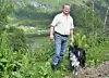 RADARPAR. Gisle Hansen og Lago (5) er ofte å se på tur, som her en sommerdag. Border collien er på tilbudssida og vasker gjerne sauene i ørene under morgen- og kveldsstellet. Foto: Eva S. Winther
