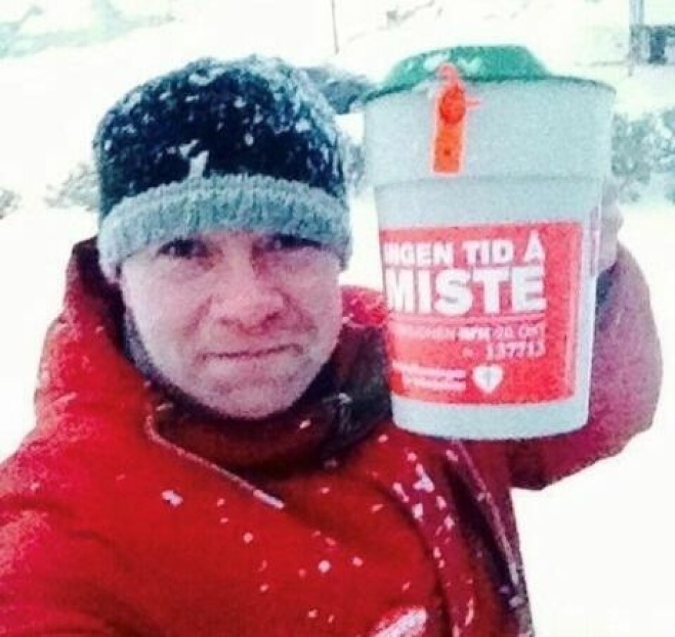 Kenneth Strømsvåg med bøsse for TV-aksjonen i 2013 i Finnmark. Da var aksjonen til inntekt for demens-forskning. Søndag 20. oktober 2013. Kenneth Strømsvåg med bøsse for TV-aksjonen i 2013 i Finnmark. Da var aksjonen til inntekt for demens-forskning. Søndag 20. oktober 2013. Foto: Kenneth Strømsvåg