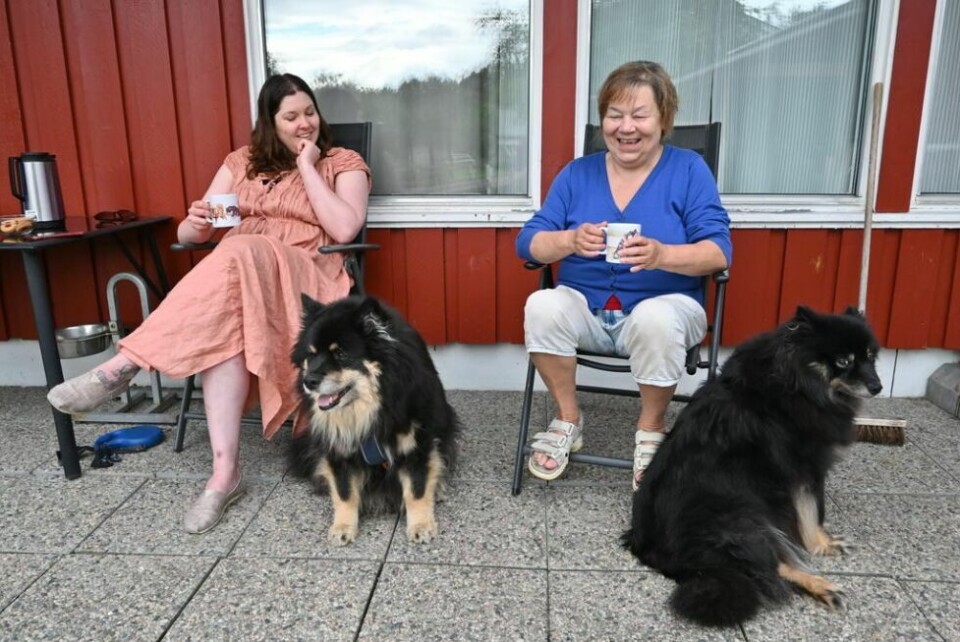 FIRE FØTTER VS ÅTTE. Linn Normann Godtfredsen og Jorun Synnøve Nilsen slo av en prat på Erikstad etter at det ble klart at Reidi ikke er i gang med løpetida. Det ventes å skje snarlig. FIRE FØTTER VS ÅTTE. Linn Normann Godtfredsen og Jorun Synnøve Nilsen slo av en prat på Erikstad etter at det ble klart at Reidi ikke er i gang med løpetida. Det ventes å skje snarlig. Foto: Kenneth Strømsvåg