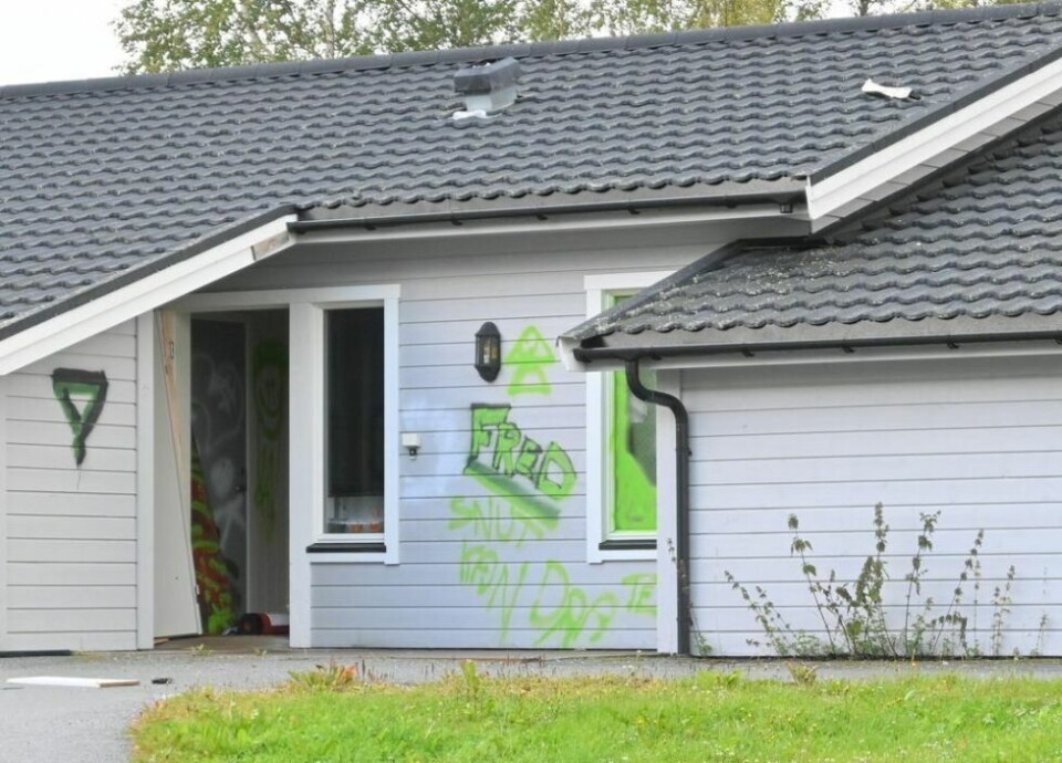 Hærverk. Politiet bekrefter at de har kontroll på gjerningspersonen som utførte hærverk på en bolig på Fauske natt til onsdag. Hærverk. Politiet bekrefter at de har kontroll på gjerningspersonen som utførte hærverk på en bolig på Fauske natt til onsdag. Foto: Lise Ailin Rosvoll Berntzen