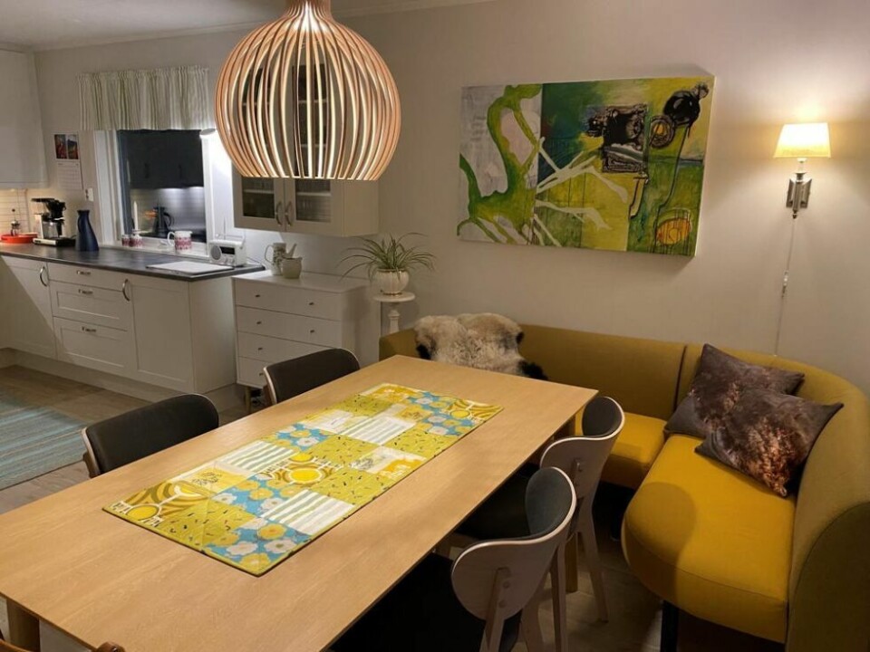 MATCHER. Gunn Tove har sydd duken selv. Bildet i bakgrunnen er det datteren Lena som har laget, og sofaen fikk hun gratis. MATCHER. Gunn Tove har sydd duken selv. Bildet i bakgrunnen er det datteren Lena som har laget, og sofaen fikk hun gratis.