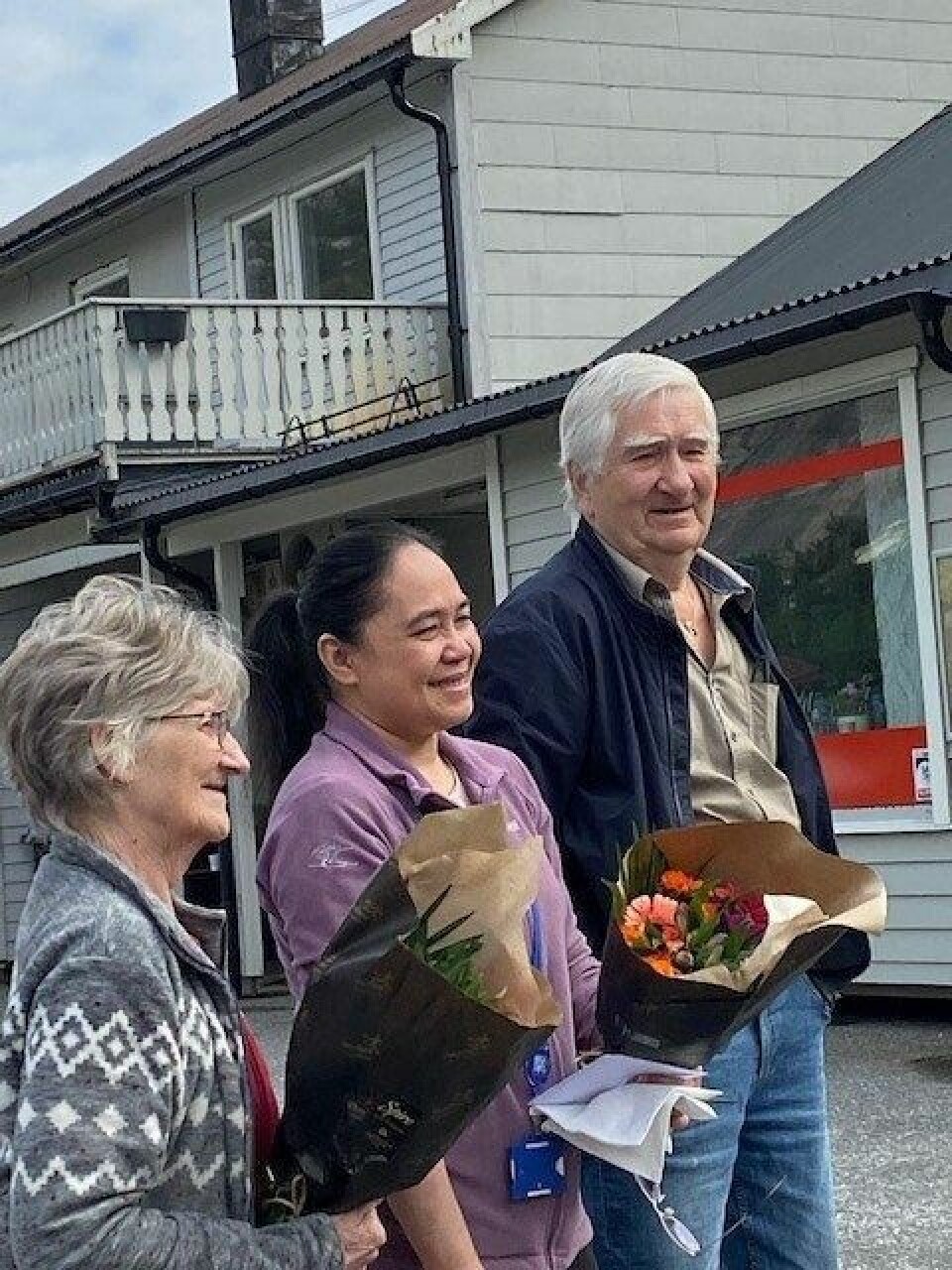 SAMARBEID.Gretha, Lira og Steinar som har samarbeidet om drifta av Liras butikk.KAFFE OG KAKER. Bygdefolk og dugnadsgjengen fra Mørsviknes samlet seg til kaffe og kaker under avslutnings-seremonien. SAMARBEID.Gretha, Lira og Steinar som har samarbeidet om drifta av Liras butikk.