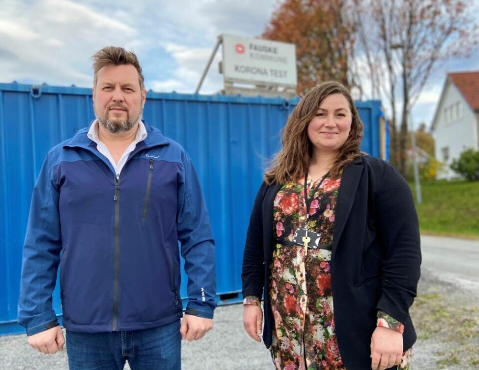 RINGER. Fauske kommune ringer nå alle over 65 år for å gi dem tilbud om vaksine, forteller smittevernlege Gregory Hautois og ordfører i Fauske kommune, Marlen Rendall Berg. For Fauske kommune er det ikke aktuelt med andre tiltak i denne omgang. RINGER. Fauske kommune ringer nå alle over 65 år for å gi dem tilbud om vaksine, forteller smittevernlege Gregory Hautois og ordfører i Fauske kommune, Marlen Rendall Berg. For Fauske kommune er det ikke aktuelt med andre tiltak i denne omgang. Foto: Lise Ailin Rossvoll Berntzen