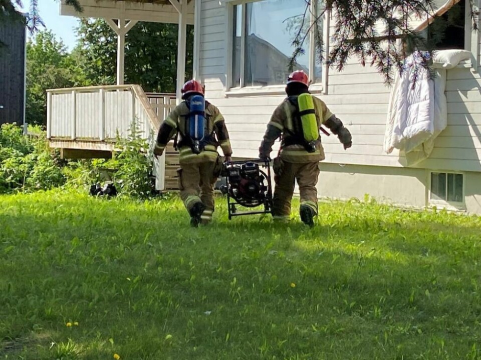 UTLUFTING. Brannmenn fra Salten Brann IKS på vei inn i boligen med vifte for å lufte ut røyken etter tørrkokingen. UTLUFTING. Brannmenn fra Salten Brann IKS på vei inn i boligen med vifte for å lufte ut røyken etter tørrkokingen. Foto: Kenneth Strømsvåg