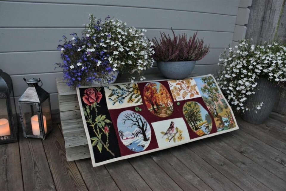 VEKKER MINNER. Dette veggbildet er det første Gunn Tove Langvand satte sammen av broderier. Noen av broderiene har bestmoren og svigermoren laget. De andre er kjøpt. VEKKER MINNER. Dette veggbildet er det første Gunn Tove Langvand satte sammen av broderier. Noen av broderiene har bestmoren og svigermoren laget. De andre er kjøpt.