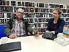 HAR KURS. Primus motor i Seniornett Sørfold Hans Petter Hellarvik og fungerende biblioteksjef Sylvia Bredal ønsker velkommen til seniornett på biblioteket. Foto: Bente Braaten