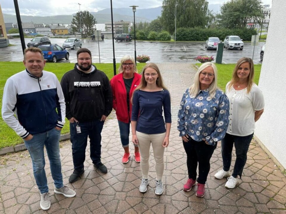 SER FRAMOVER. Fauske Arbeiderparti og Fagforbundet på Fauske fikk besøk av stortingskandidat Mona Nilsen fra Nordland Arbeiderparti dette uka. Fra venstre: Gruppeleder Nils-Christian Steinbakk, Slavko Radisevic, Sissel Osnes og Monica Nordølum i Fagforbundet, Mona Nilsen og Kathrine Moan Larsen i Fauske Ap. SER FRAMOVER. Fauske Arbeiderparti og Fagforbundet på Fauske fikk besøk av stortingskandidat Mona Nilsen fra Nordland Arbeiderparti dette uka. Fra venstre: Gruppeleder Nils-Christian Steinbakk, Slavko Radisevic, Sissel Osnes og Monica Nordølum i Fagforbundet, Mona Nilsen og Kathrine Moan Larsen i Fauske Ap. Foto: Helge Simonsen