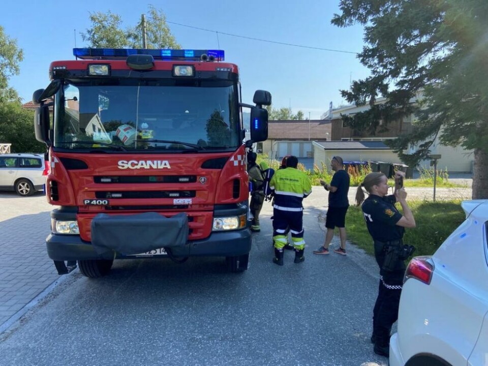 UTRYKNING. Nødetatene rykket ut til Vollgata etter meldingen om røykutviklingen i boligen som huser flere boenheter. UTRYKNING. Nødetatene rykket ut til Vollgata etter meldingen om røykutviklingen i boligen som huser flere boenheter. Foto: Kenneth Strømsvåg