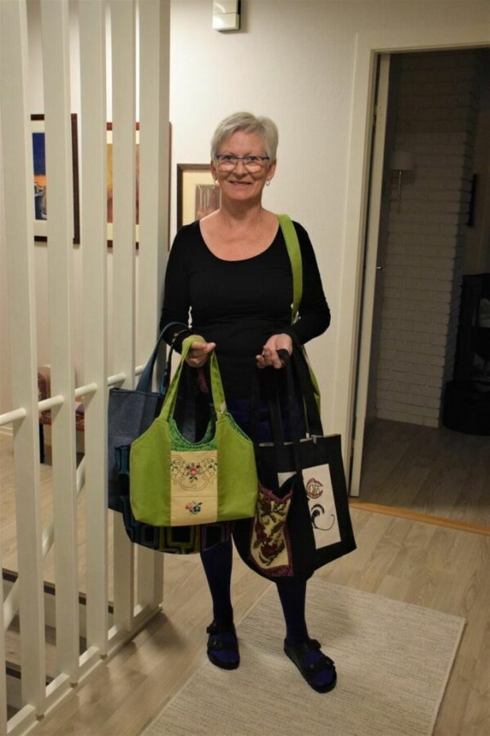 BÆREKRAFTIG. Gunn Tove Langvand lager blant annet vesker av stoffrester, gamle klær og broderier. BÆREKRAFTIG. Gunn Tove Langvand lager blant annet vesker av stoffrester, gamle klær og broderier.