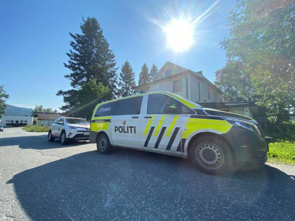 AVBLÅSTE ALARMEN. Tjenestepersonell fra brannstasjonen og politiet kunne raskt konstatere at det ikke var fare for menneskeliv etter hendelsen i flermannsboligen i Vollgata torsdag ettermiddag. AVBLÅSTE ALARMEN. Tjenestepersonell fra brannstasjonen og politiet kunne raskt konstatere at det ikke var fare for menneskeliv etter hendelsen i flermannsboligen i Vollgata torsdag ettermiddag. Foto: Kenneth Strømsvåg