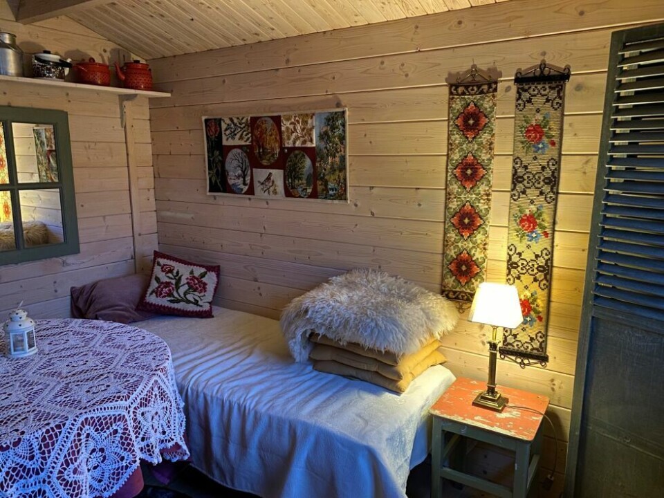 KOSELIG. I hagestua er det en koselig stemning. Der finner man både bruktfunn, arvegods og ting som hun har sydd selv. KOSELIG. I hagestua er det en koselig stemning. Der finner man både bruktfunn, arvegods og ting som hun har sydd selv. Foto: Eva S. Winther