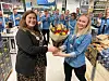 BLOMSTERGAVE. Ordfører Marlen Rendall Berg overrakte en fin bukett friske blomster til butikksjef Julie Aga Emanuelsen under butikkåpningen torsdag. Foto: Kenneth Strømsvåg