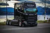VEKKER OPPMERKSOMHET. En Scania 770 S XXL er stor, og vil definitivt vekke oppsikt langs veien. Hytta ble forlenget med en meter hos Vlastuin i Nederland. Ikke rart det ser langt ut. Foto: Nick Jensen