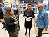 PASSIAR. Ordfører Marlen Rendall Berg og senterleder Ann Mari Zahl slår av en prat med Trond Martin Tveit, som er Head of foot print i Clas Ohlson-kjeden. Stillingen betyr at han har et overoppsyn med butikkene i Norge og Sverige. Foto: Kenneth Strømsvåg