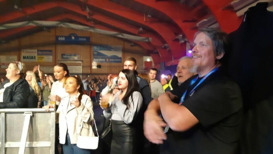 TETT PÅ. Landeveiens helter lokket publikum tett mot barrieren foran scenen. Her ser du til høyre i bildet Edd-Are Pedersen og Sten Gundersen. TETT PÅ. Landeveiens helter lokket publikum tett mot barrieren foran scenen. Her ser du til høyre i bildet Edd-Are Pedersen og Sten Gundersen. Foto: Øystein Larsen