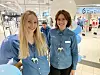 Åpning av Clas Ohlson Fauske torsdag 30. september 2021. Butikksjef Julie Aga Emanuelsen (23) og teamleder Lotte Buarøy (26) var blide som lerker da butikken endelig kunne åpne for kundene. Christian Rennan ville gjerne være med på bildet. Da ble det sånn. Foto: Kenneth Strømsvåg