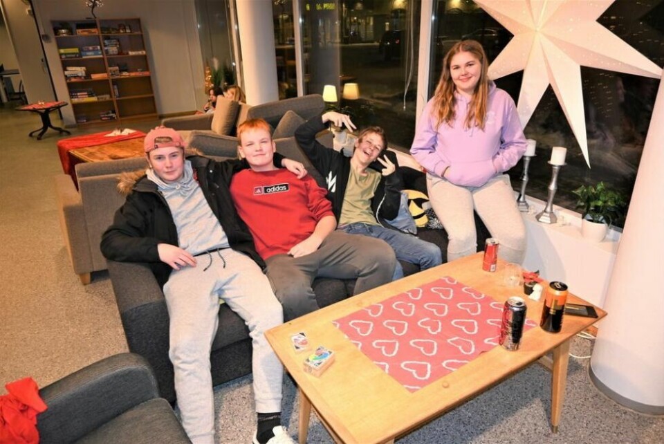 SOFA-KOS. Ruben Bjur Holand (14), Aron Furre Moan (14), Annar Martin Paulsen Nordeng (14) og Leah Victoria N. Eide (14) koser seg i en av sofaene i Ungdommens hus. SOFA-KOS. Ruben Bjur Holand (14), Aron Furre Moan (14), Annar Martin Paulsen Nordeng (14) og Leah Victoria N. Eide (14) koser seg i en av sofaene i Ungdommens hus. Foto: Kenneth Strømsvåg