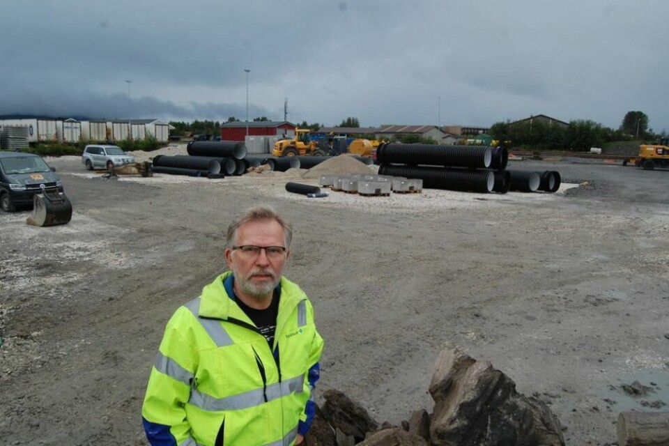 BYGGELEDER. Baard Hamran, opprinnelig fra Fauske har ansvaret for at det store byggeprosjektet med utvidelse av Fauske godsterminal kommer i havn. Alle foto: Stig Bjørnar KarlsenBYGGER SPOR. For tiden holder disse tre i Spordrift på å legge det nye lange og viktige sidesporet på Fauske godsterminalen. Fra venstre Lars Erik Larsen, Fauske, Sindre Nordås, Mosjøen og Magnus Duun, Grong.FLEKSIBEL. Gravemaskin til bruk både på og utenfor sporet. BYGGELEDER. Baard Hamran, opprinnelig fra Fauske har ansvaret for at det store byggeprosjektet med utvidelse av Fauske godsterminal kommer i havn. Alle foto: Stig Bjørnar Karlsen