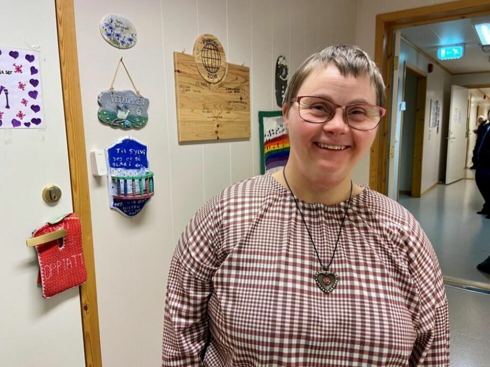 BLID SOM SOLA. Sylvi Helgesen (36) stråler mer enn sola selv med sitt blide åsyn, og håper at hun finner noen som blant annet liker å gå ut for å spise. - En kopp te og et slag kort i leiligheta mi funker også, sier hun. BLID SOM SOLA. Sylvi Helgesen (36) stråler mer enn sola selv med sitt blide åsyn, og håper at hun finner noen som blant annet liker å gå ut for å spise. - En kopp te og et slag kort i leiligheta mi funker også, sier hun.