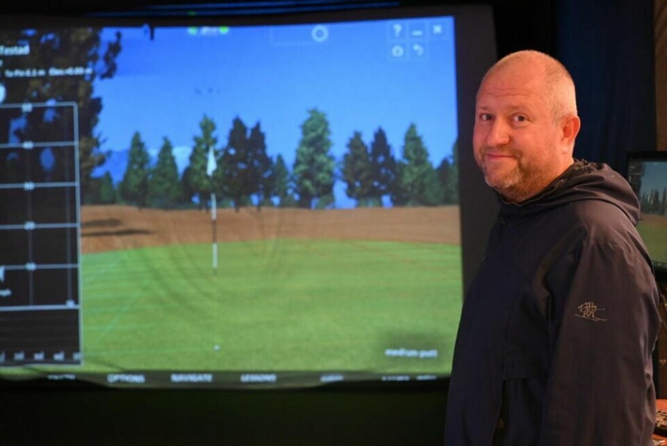 HØYTEKNOLOGISK. Ketil Monssen viser fram den nyinnkjøpte golfsimulatoren på Rognan. HØYTEKNOLOGISK. Ketil Monssen viser fram den nyinnkjøpte golfsimulatoren på Rognan. Foto: Lise Berntzen